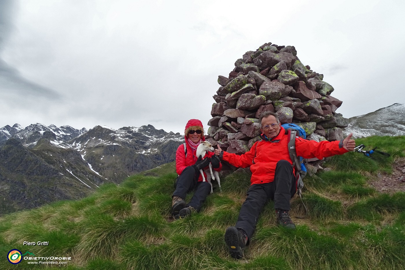 90 All'omino del Monte Avaro (2085 m) sferzati dal vento con vista verso il Benigni.JPG -                                